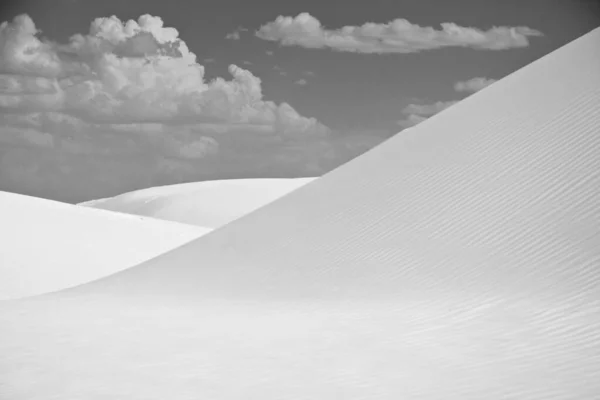 Surrealistická Bílá Poušť Zatažená Obloha — Stock fotografie