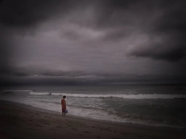 Špatné Počasí Teenage Boy Pobřeží Oceánu — Stock fotografie