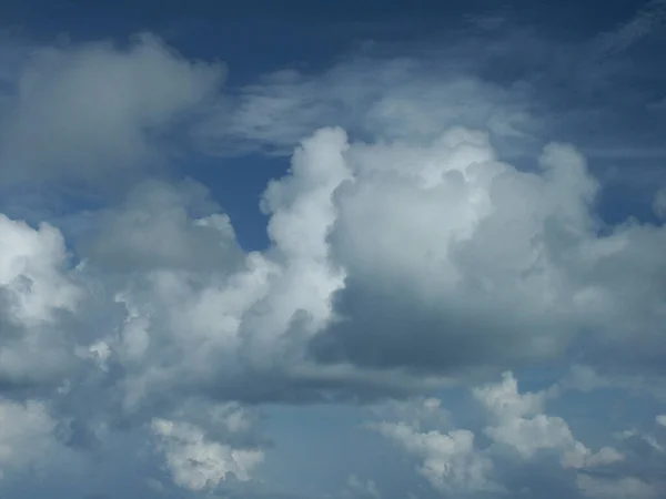 Fluffy Cumulus Cloudscape Fondo Aire — Foto de Stock