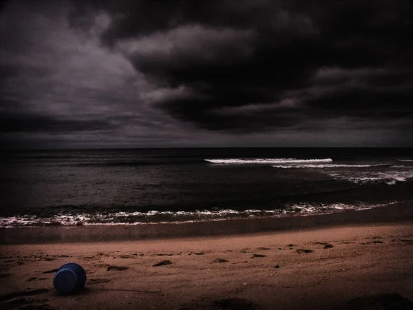 海のビーチのバケツ — ストック写真