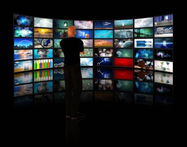 Adam video görüntülerini izliyor. 3B görüntüleme