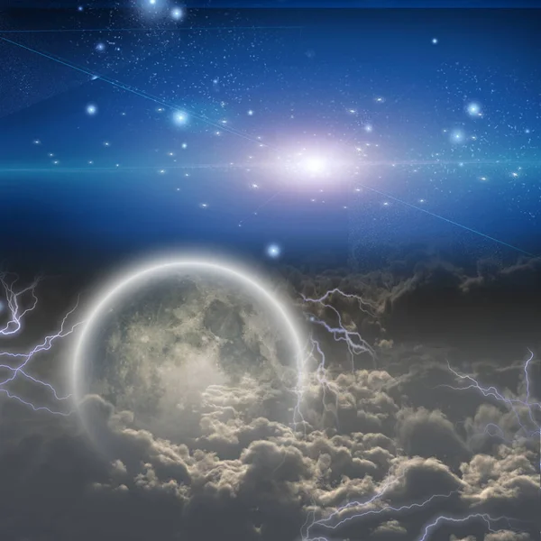 月は電気で帯電した雲の上に昇る — ストック写真