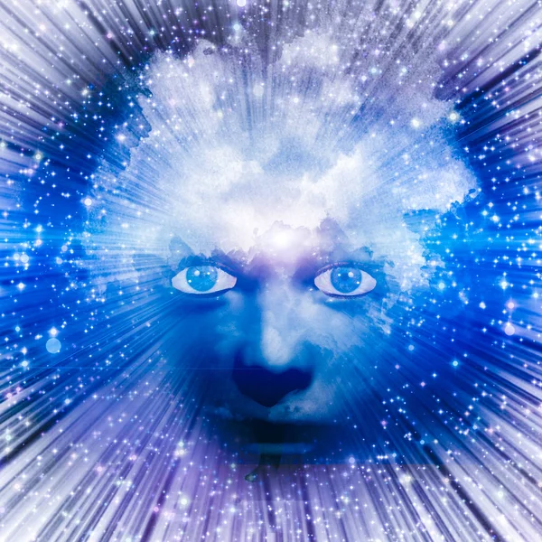 Ihmisen Kasvot Siniset Silmät Pilvet Hiukset Keskittynyt Säteilevä Valonsäteet Tähdet — kuvapankkivalokuva