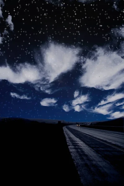 Carro Único Viaja Estrada Escura Sob Estrelas — Fotografia de Stock