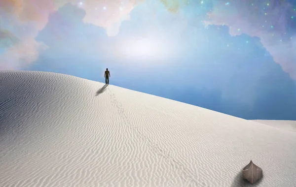 Белая Пустыня Лодка Фигура Человека Вдалеке Облачное Небо — стоковое фото