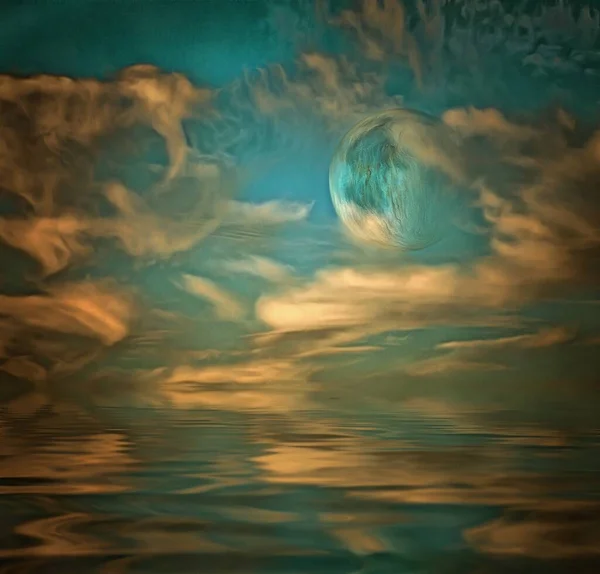柔和色彩的超现实绘画 多云的天空中的月亮在水中反射 — 图库照片