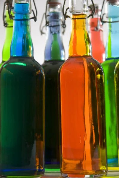 Färgglada Glasflaskor Drycker — Stockfoto