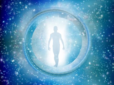 Işığa doğru yürüyen insan figürü