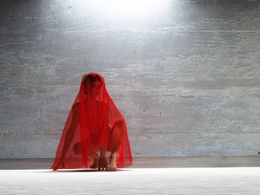 Şeffaf bez altında genç kadın