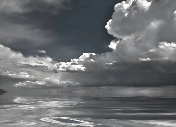 Nubes Dramáticas Sobre Aguas Tranquilas —  Fotos de Stock