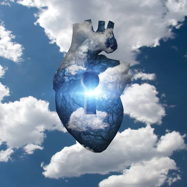 Coração Com Chave Nas Nuvens — Fotografia de Stock
