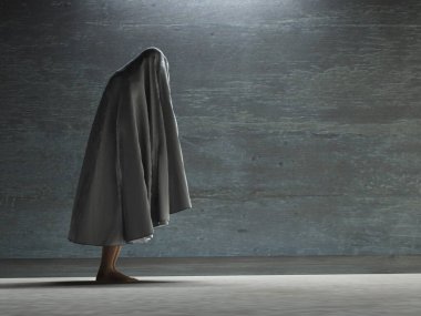 Örtünün altında kambur duruyor.