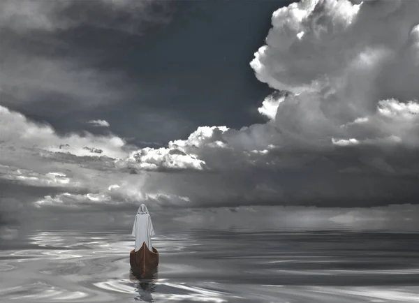 Figura Manto Branco Num Barco Nuvens Cinza Dramáticas São Refletidas — Fotografia de Stock