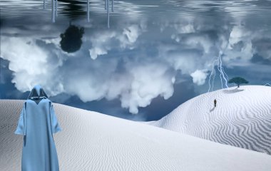 Çölde pelerinli bir figür duruyor. Kum tepeciğindeki yeşil ağaç. Uzakta duran bir insan figürü. Okyanusa yansıyan bulutlar.