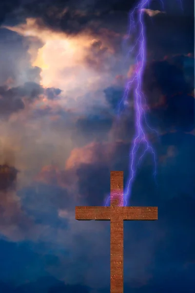 Blitz Sticht Mit Sonnenlicht Auf Kreuz — Stockfoto
