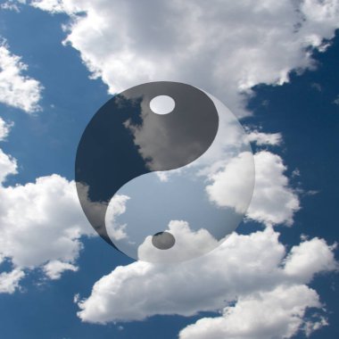 Bulutlarda Yin Yang Sembolü