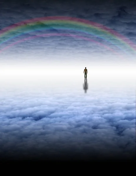 Άνθρωπος Γαλήνιο Χώρο Γεμάτο Σύννεφα Και Ουράνιο Τόξο — Φωτογραφία Αρχείου