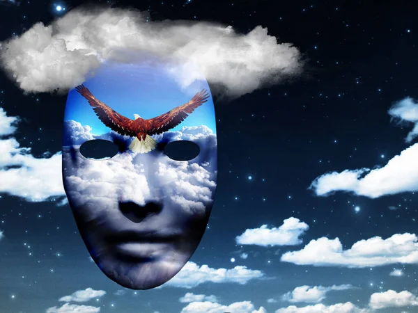 曇り空のワシとマスク — ストック写真