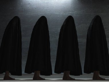 Siyah kumaşla kaplı figürler. 3B görüntüleme