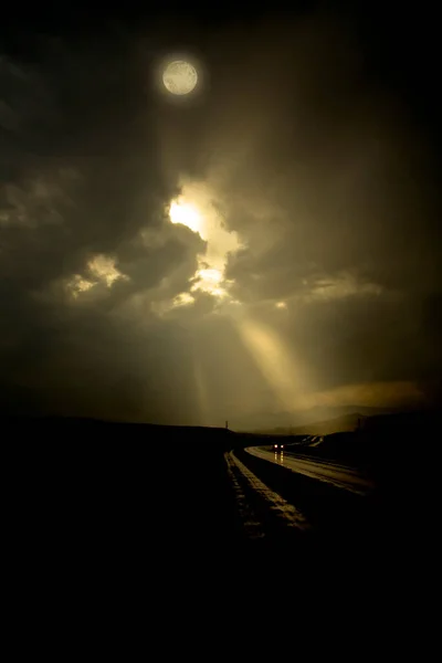 Carretera Nocturna Con Coche Paisaje — Foto de Stock