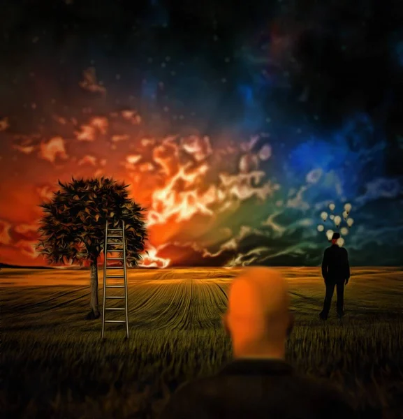 Surrealistyczny Obraz Człowiek Żarówkami Symbolizuje Idee Żywe Niebo Drabina Drzewo — Zdjęcie stockowe