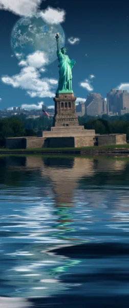Terraformierter Mond Über Manhattan Freiheitsstatue — Stockfoto