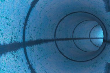 Mavi duvarlı soyut tünel.