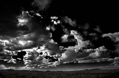 Gökyüzünde siyah ve beyaz bulutlar