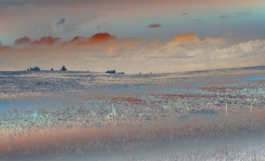 Alan ve bulutlu gökyüzü arkaplanlı manzara