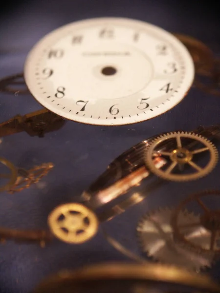 時計のパーツを分解 時計の顔と歯車 — ストック写真