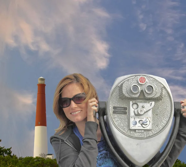 Mujer Con Prismáticos Sobre Fondo Del Cielo — Foto de Stock