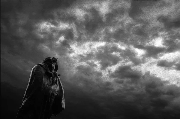 Ancient Old Statue Dark Background — Φωτογραφία Αρχείου