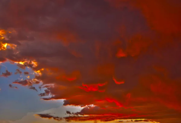 Kolorowe Chmury Zachodu Słońca Niebie — Zdjęcie stockowe