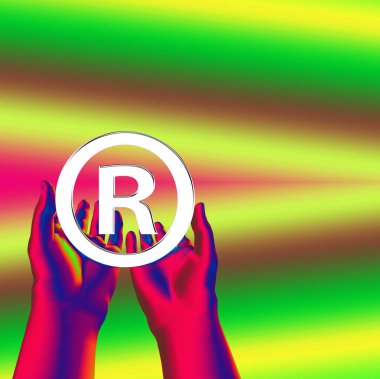 Soyut renkli arkaplanda ampul 