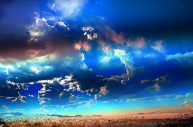 Denizin üzerinde güzel bir gün batımı