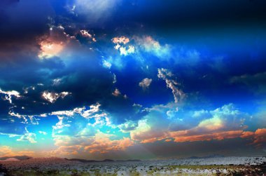 Denizin üzerinde güzel bir gün batımı