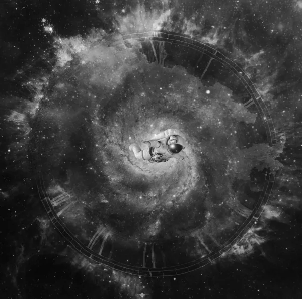 宇宙飛行士は深宇宙で待っている 古代の時計と火のリング 無限の宇宙探査 黒と白の構図 — ストック写真