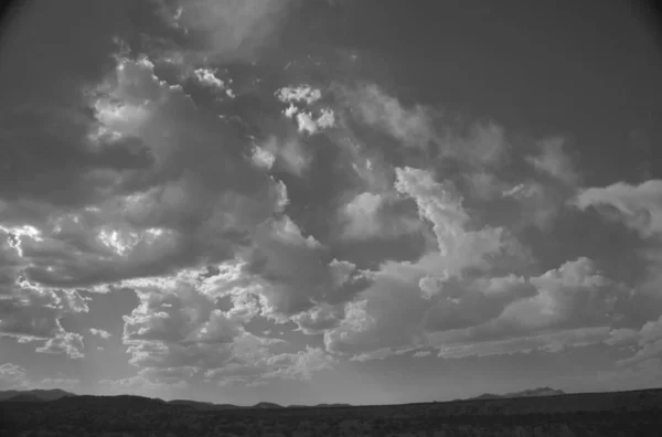 Dicke Wolken Über Der Naturlandschaft — Stockfoto