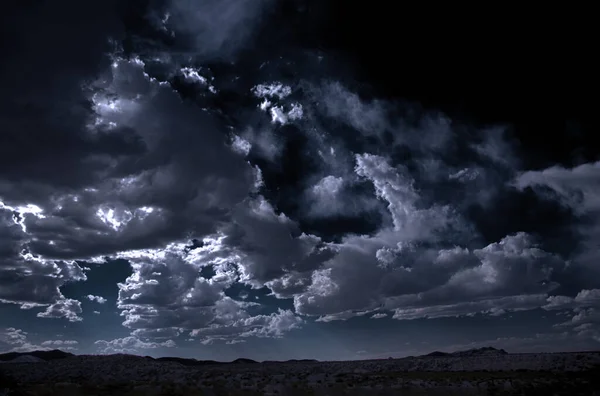 Прекрасне Небо Хмарами — стокове фото