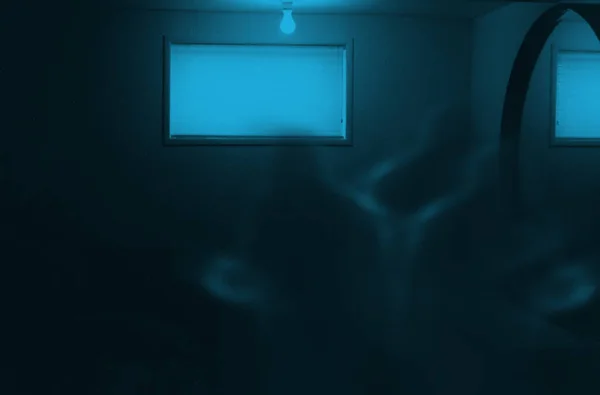 Ett Stort Fönster Med Ett Glödande Neonljus — Stockfoto