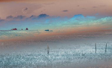 Alan ve bulutlu gökyüzü arkaplanlı manzara