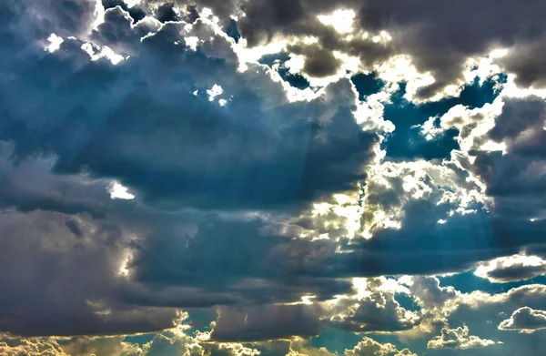 Luz Del Sol Viene Través Nubes Gruesas —  Fotos de Stock