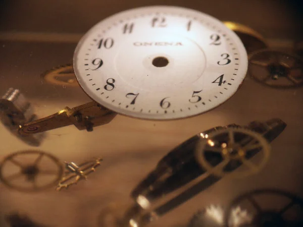 拆卸的钟表零件 钟面及齿轮 — 图库照片