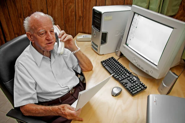 Senior Man Working Computer Office — Fotografie, imagine de stoc