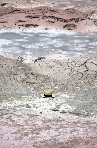 Çamur Kaplıcasında Kaybolmuş Şapka — Stok fotoğraf