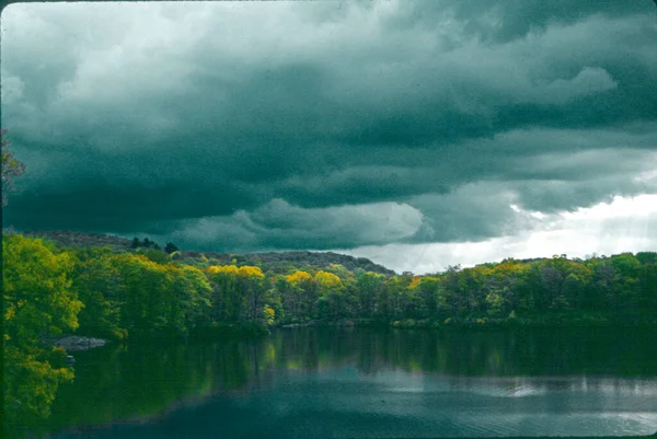 Krásné Jezero Horami Pozadí — Stock fotografie