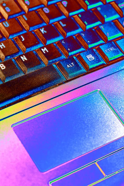 ノート パソコンのキーボードとタッチパッド — ストック写真