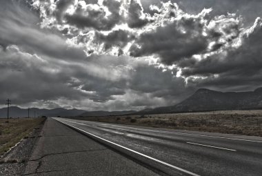 Huzurlu kırsal alanda sonsuz yol.