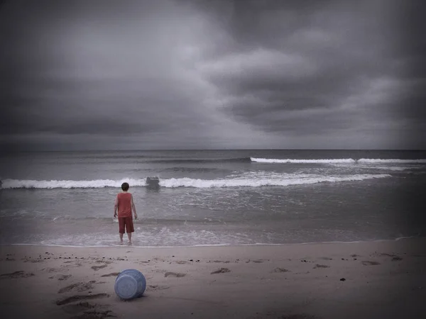 Ragazzino Che Gioca Sulla Spiaggia Nuvole Drammatiche Alto Immagine Degenerata — Foto Stock