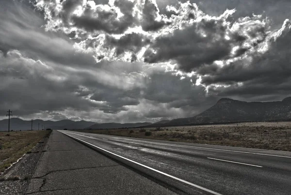 Huzurlu Kırsal Alanda Sonsuz Yol — Stok fotoğraf